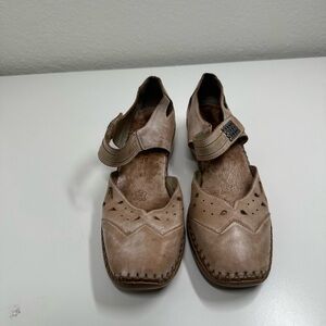 Remonte Beige Leather Flats with Cutout Design